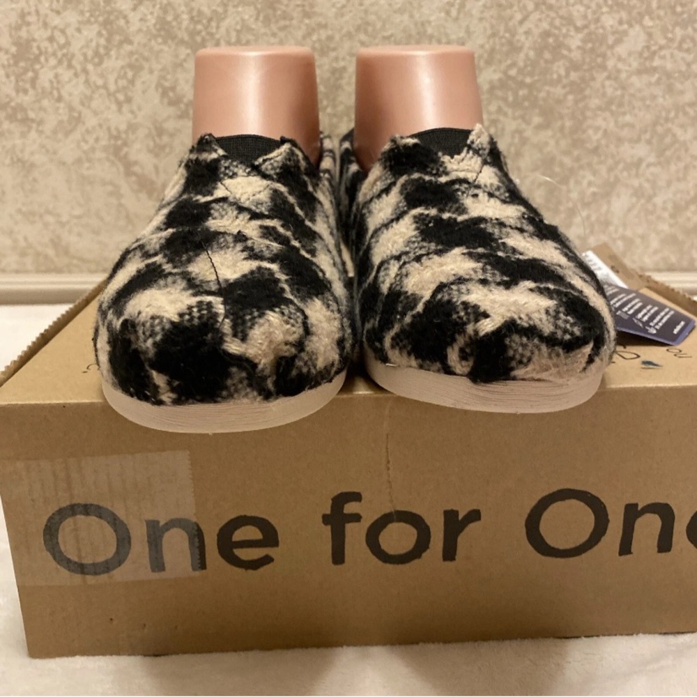 Toms Black and Cream XL Houndstooth Flats - Picture 4 of 12